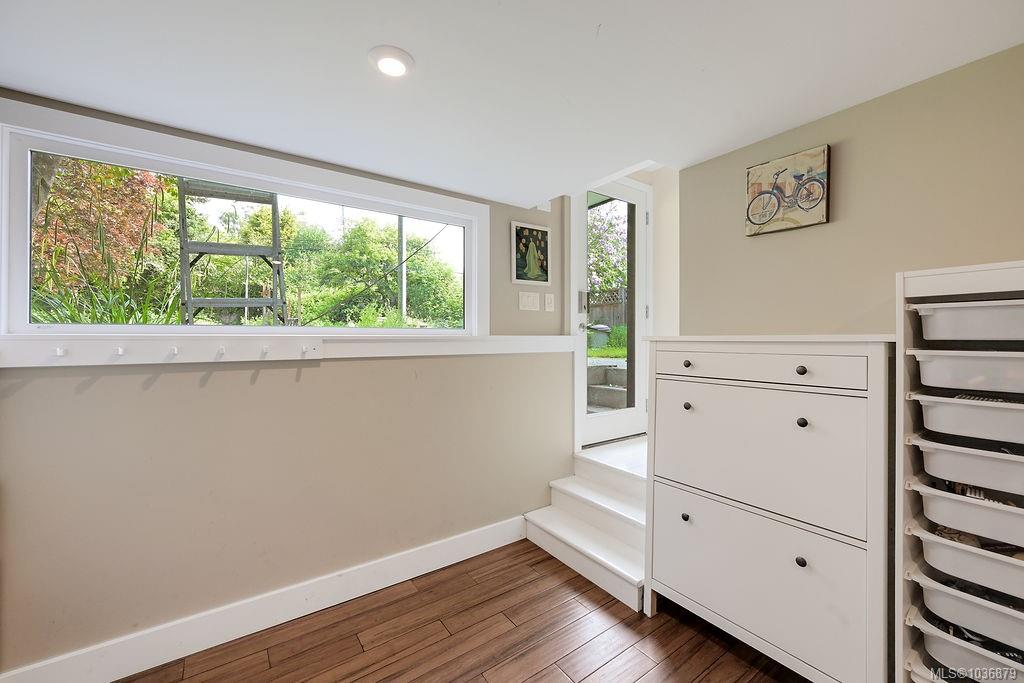 2106 Neil St