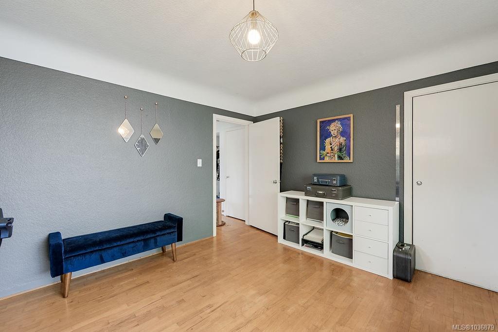 2106 Neil St