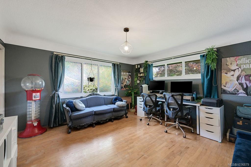 2106 Neil St