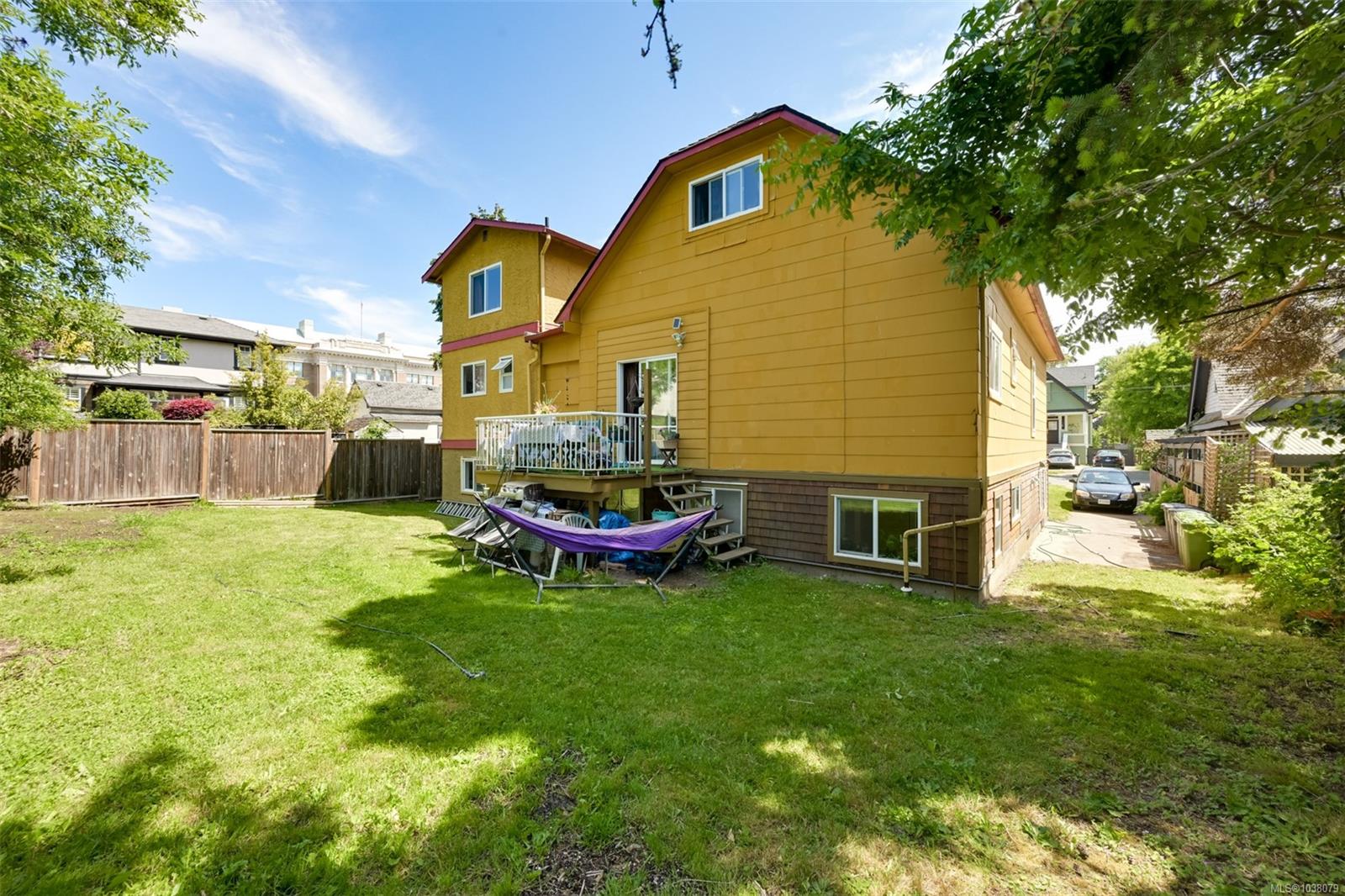 1620 Camosun St