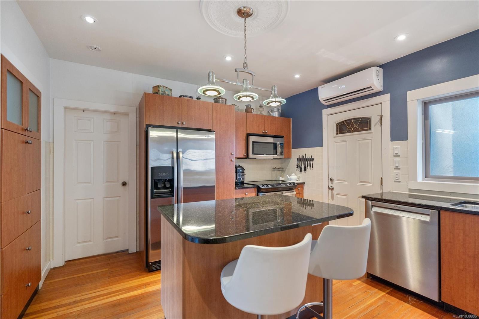 838 Old Esquimalt Rd
