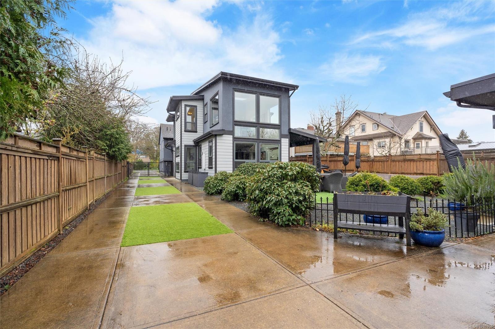 838 Old Esquimalt Rd