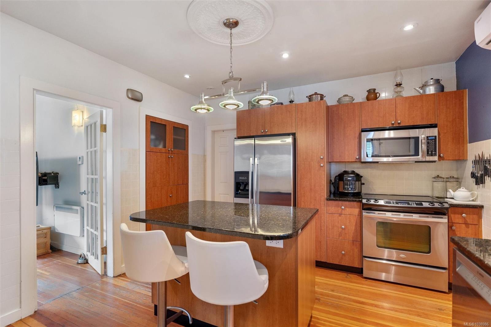 838 Old Esquimalt Rd