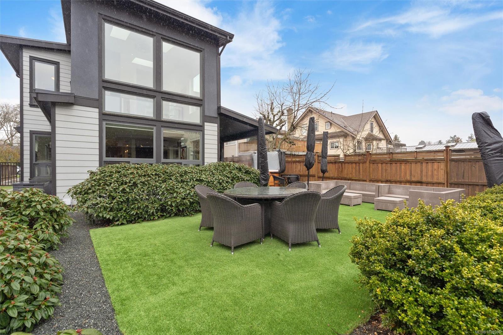 838 Old Esquimalt Rd