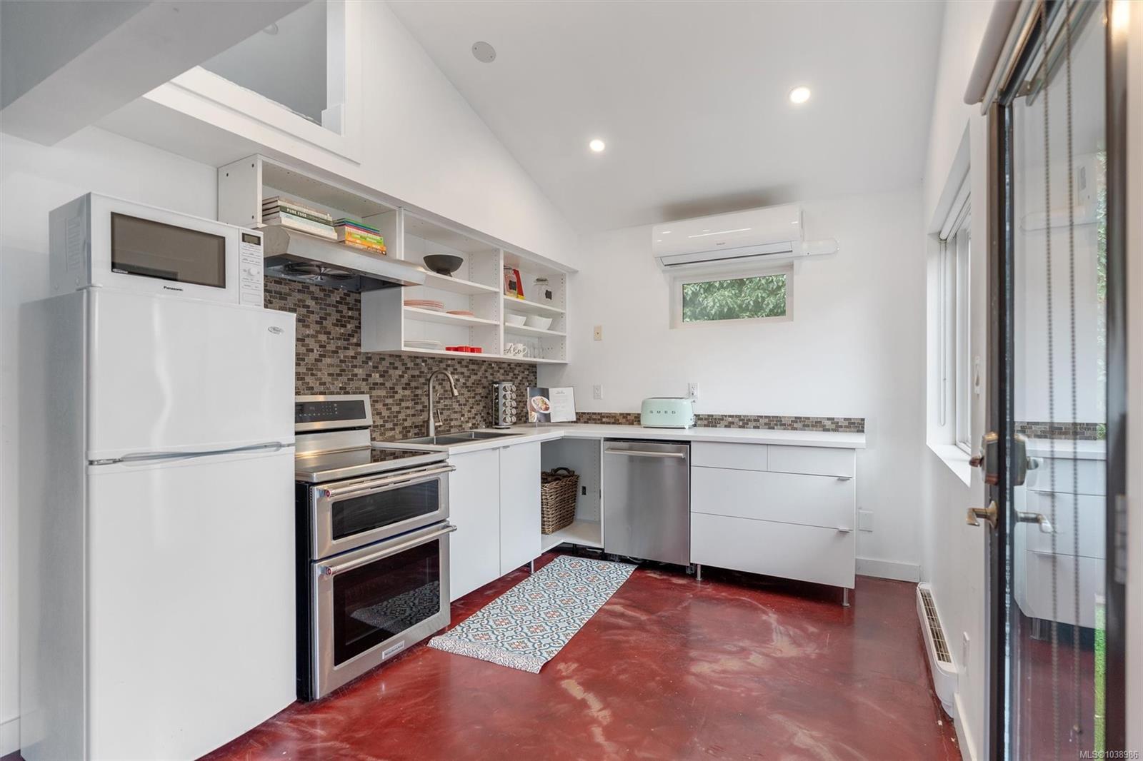 838 Old Esquimalt Rd