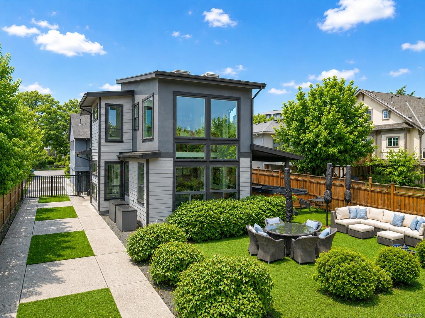 838 Old Esquimalt Rd