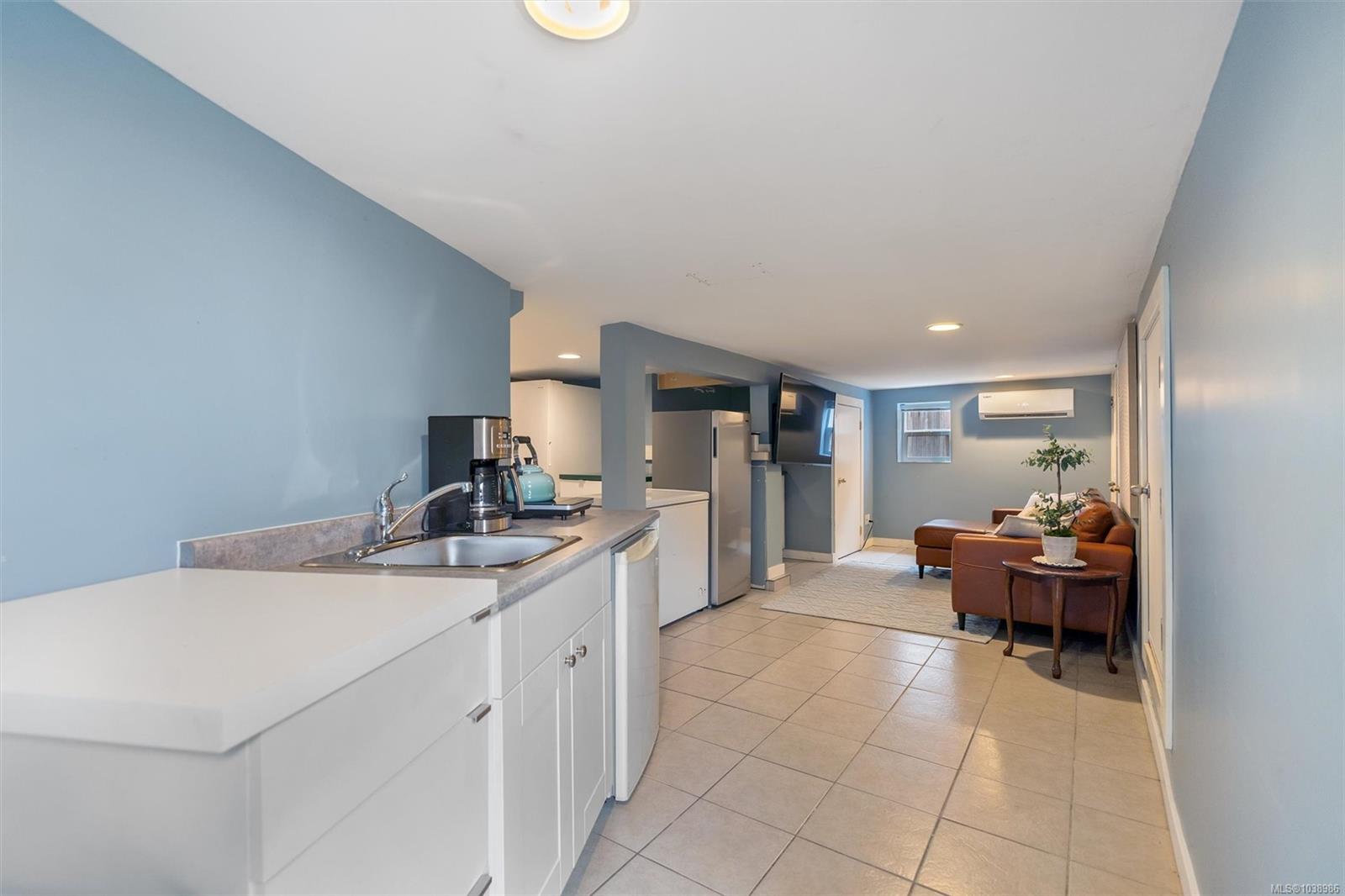 838 Old Esquimalt Rd