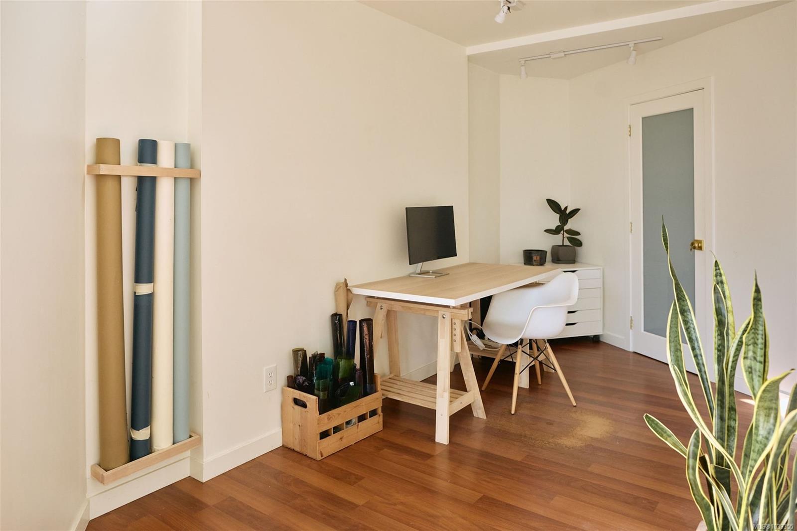 407 William St #3