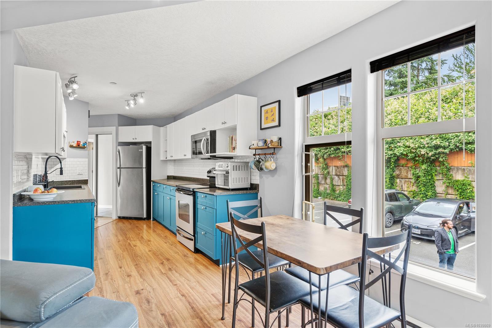 908 Brock Ave #201