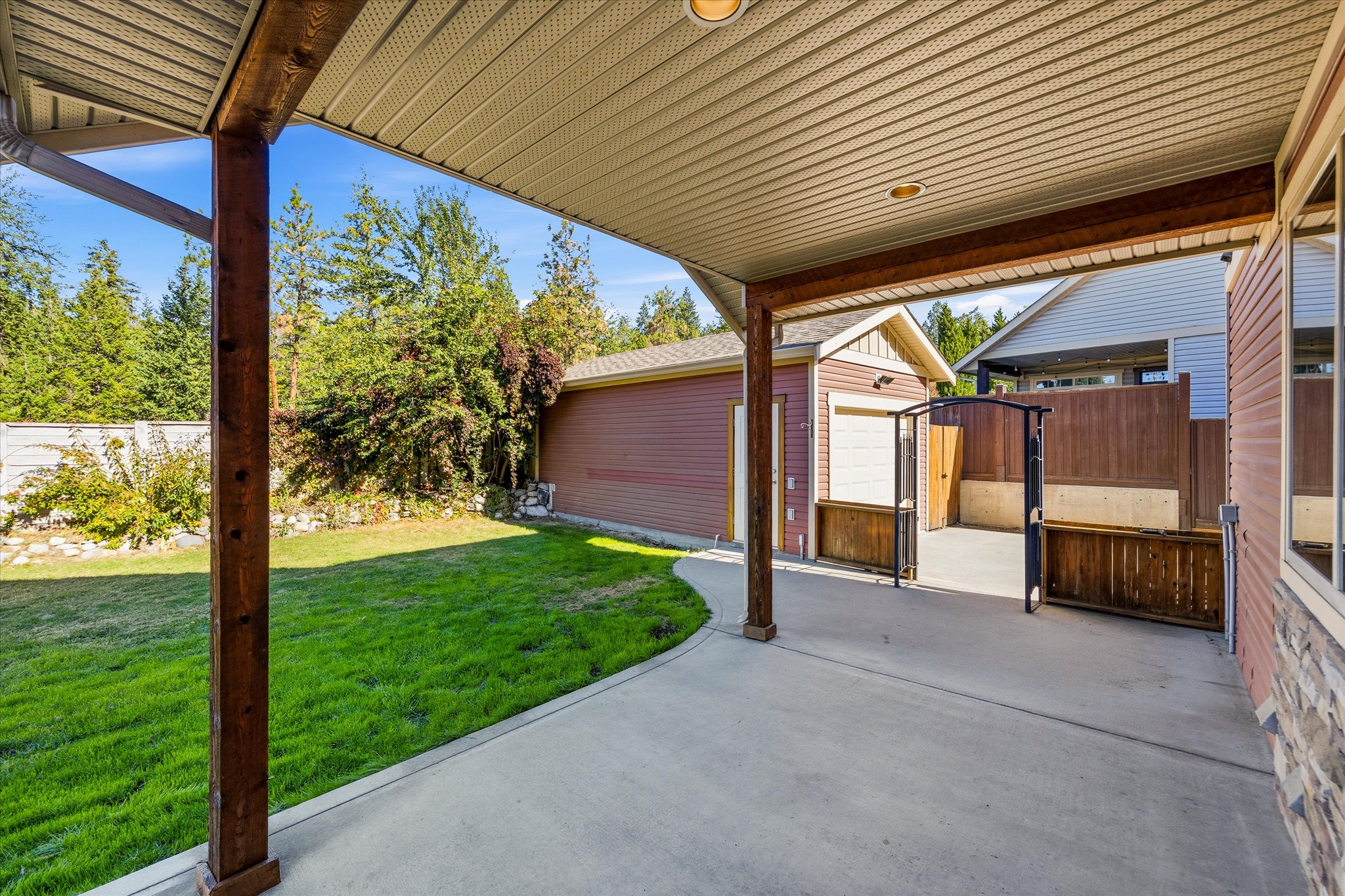 922 Paret Crescent