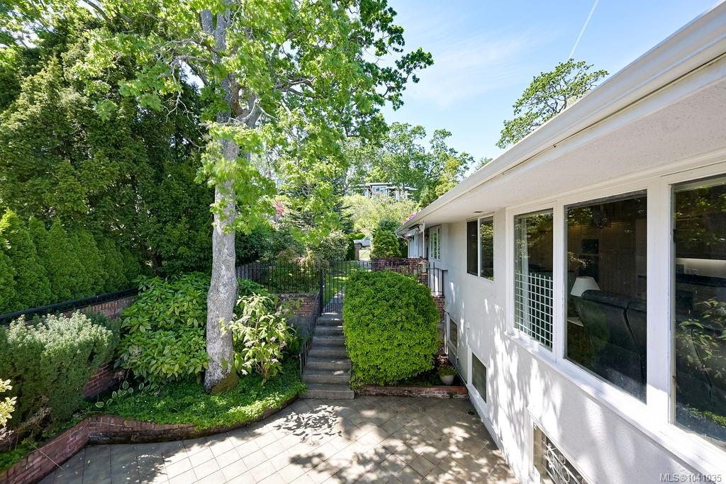 3565 Beach Dr