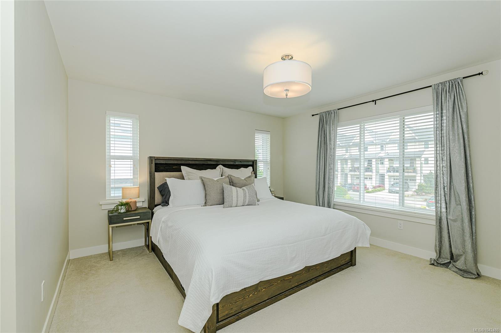 2922 Burlington Cres
