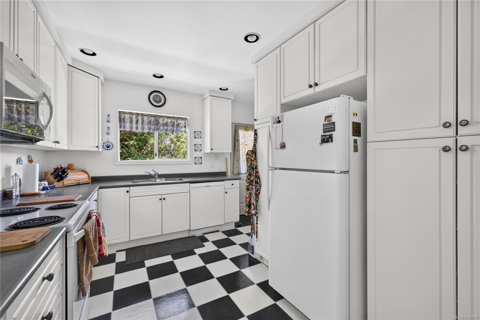 2401 Fulford-Ganges Rd