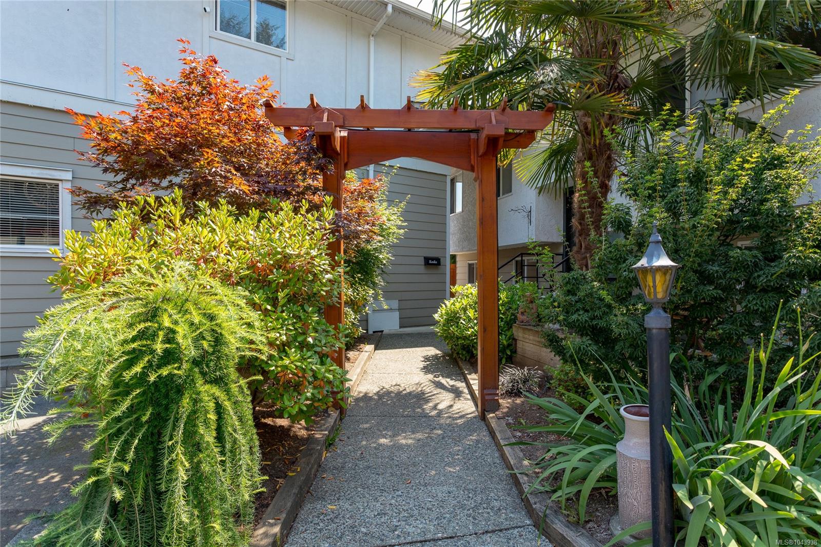 1327 Justine Pl