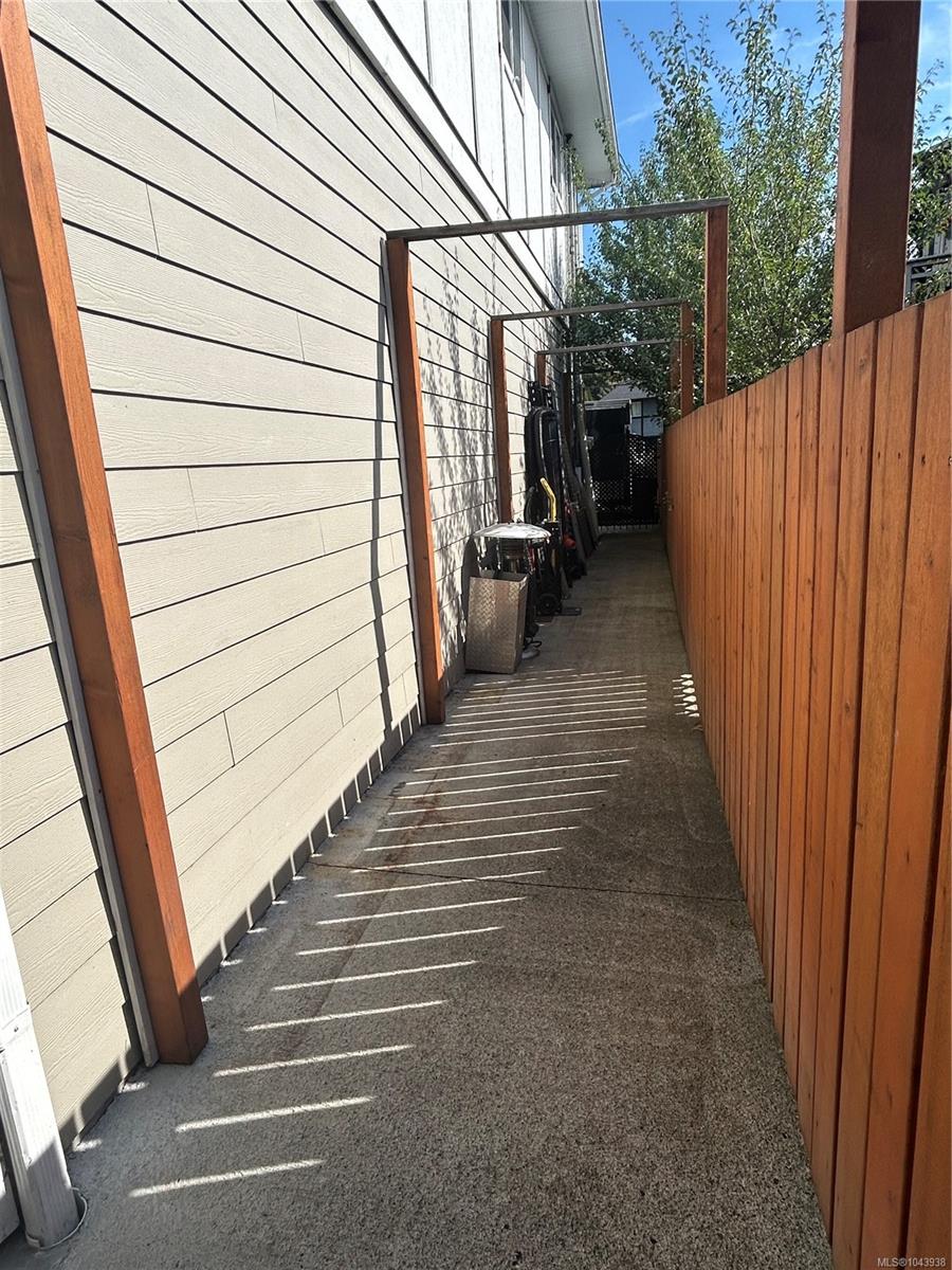 1327 Justine Pl