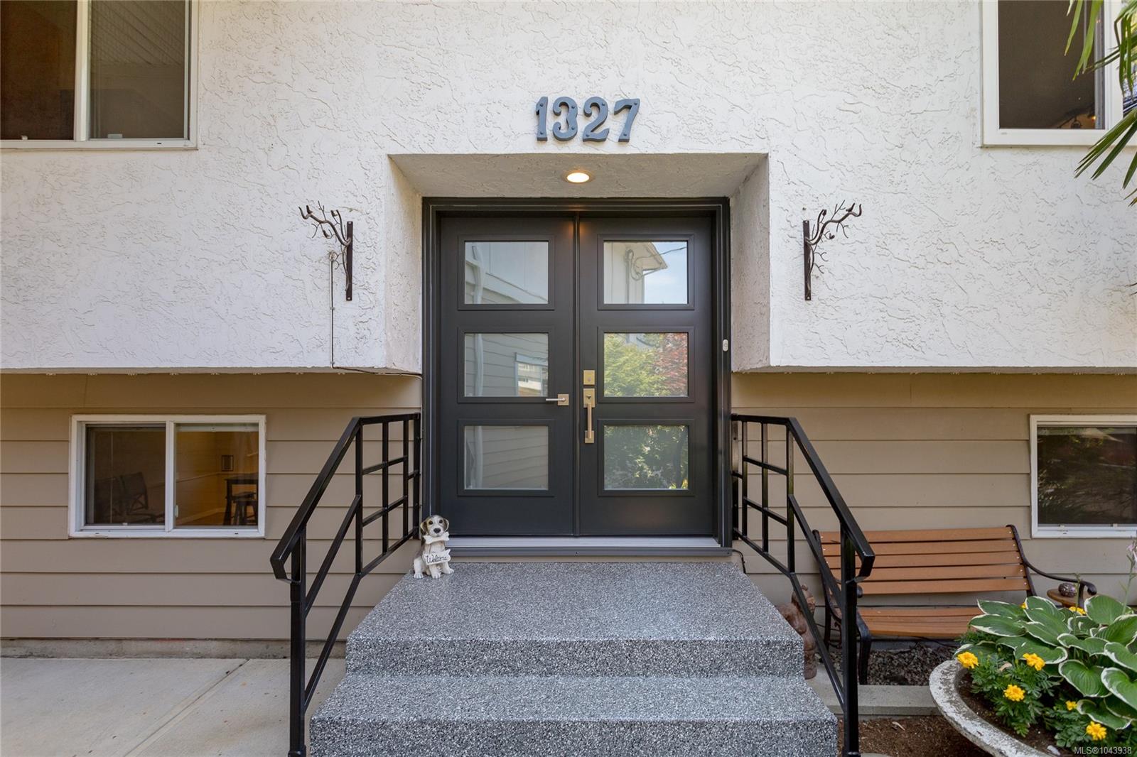 1327 Justine Pl