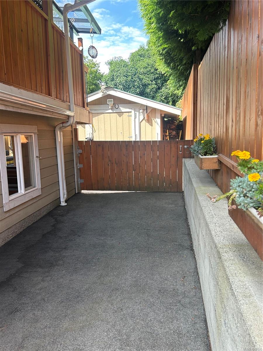 1327 Justine Pl