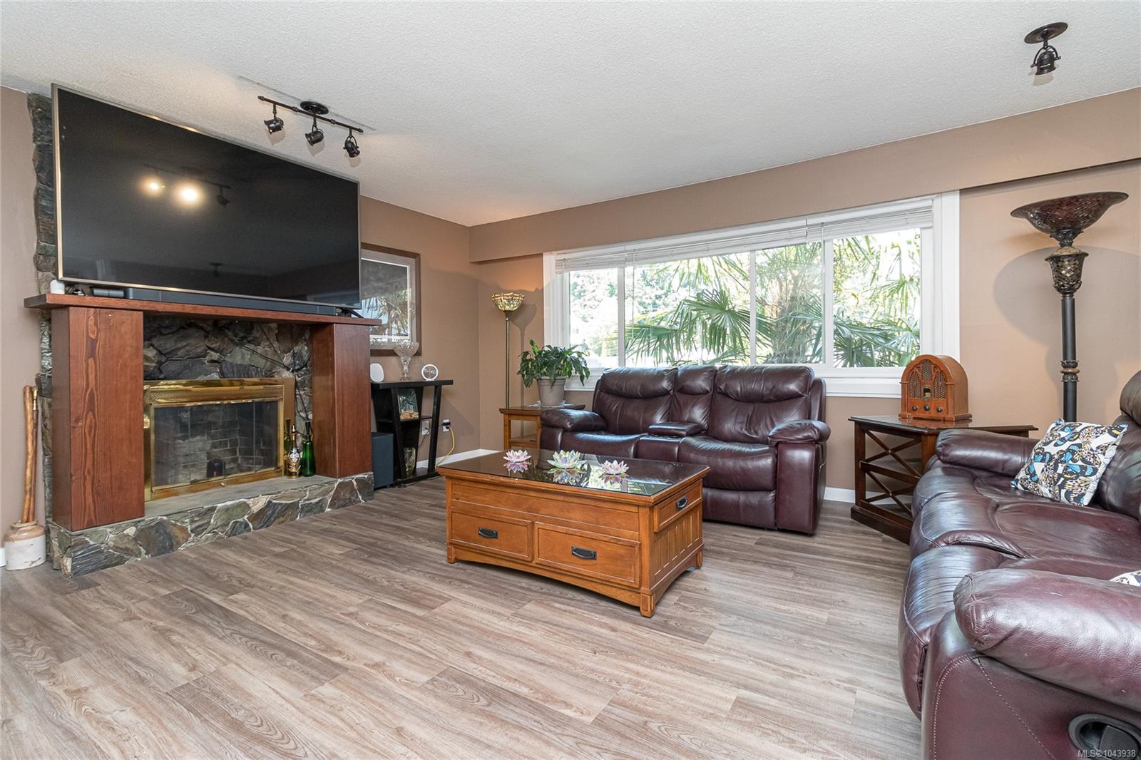 1327 Justine Pl