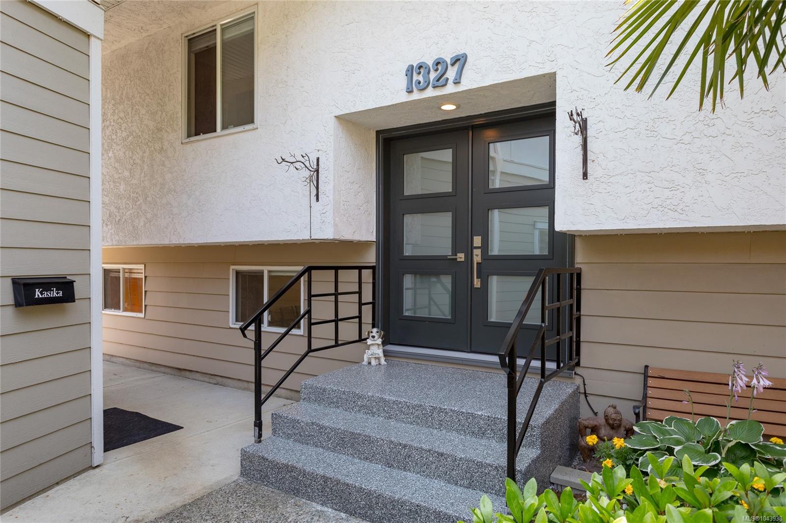 1327 Justine Pl