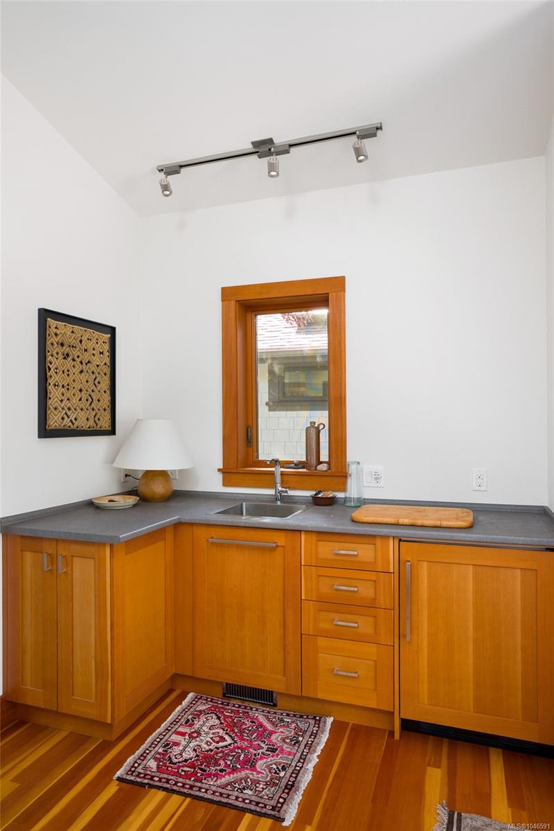 10994 Madrona Dr