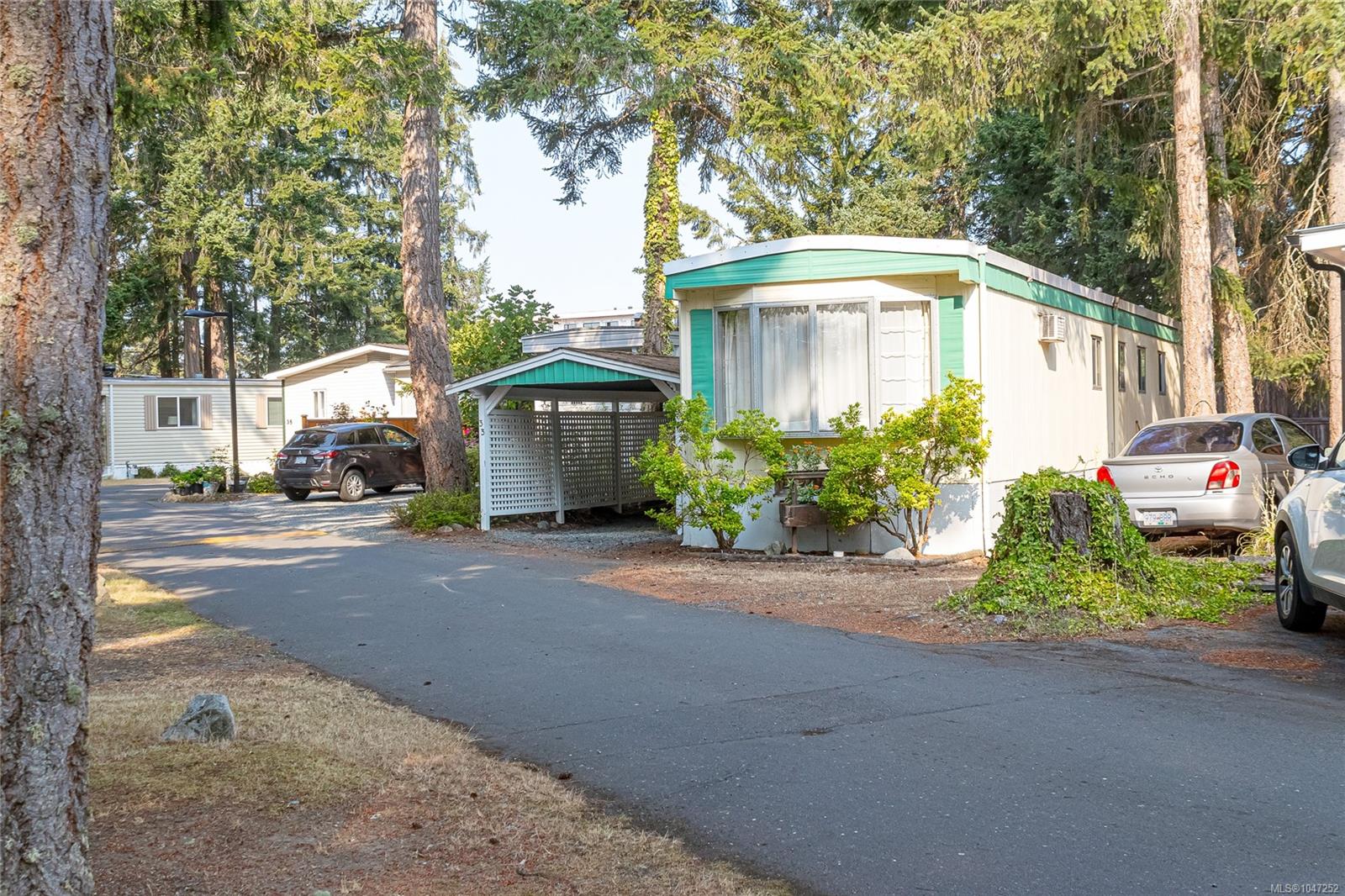 1247 Arbutus Rd #33