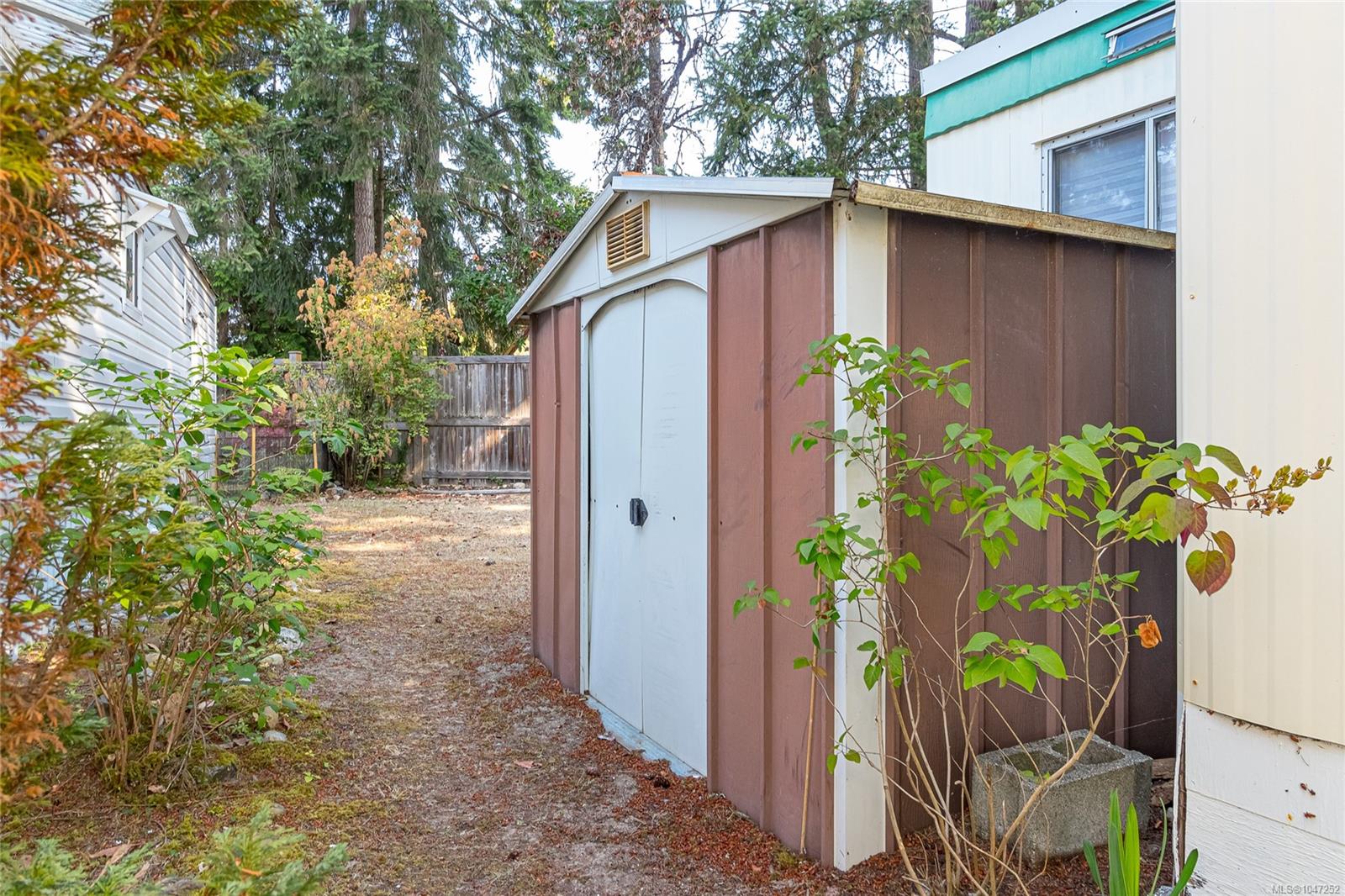 1247 Arbutus Rd #33