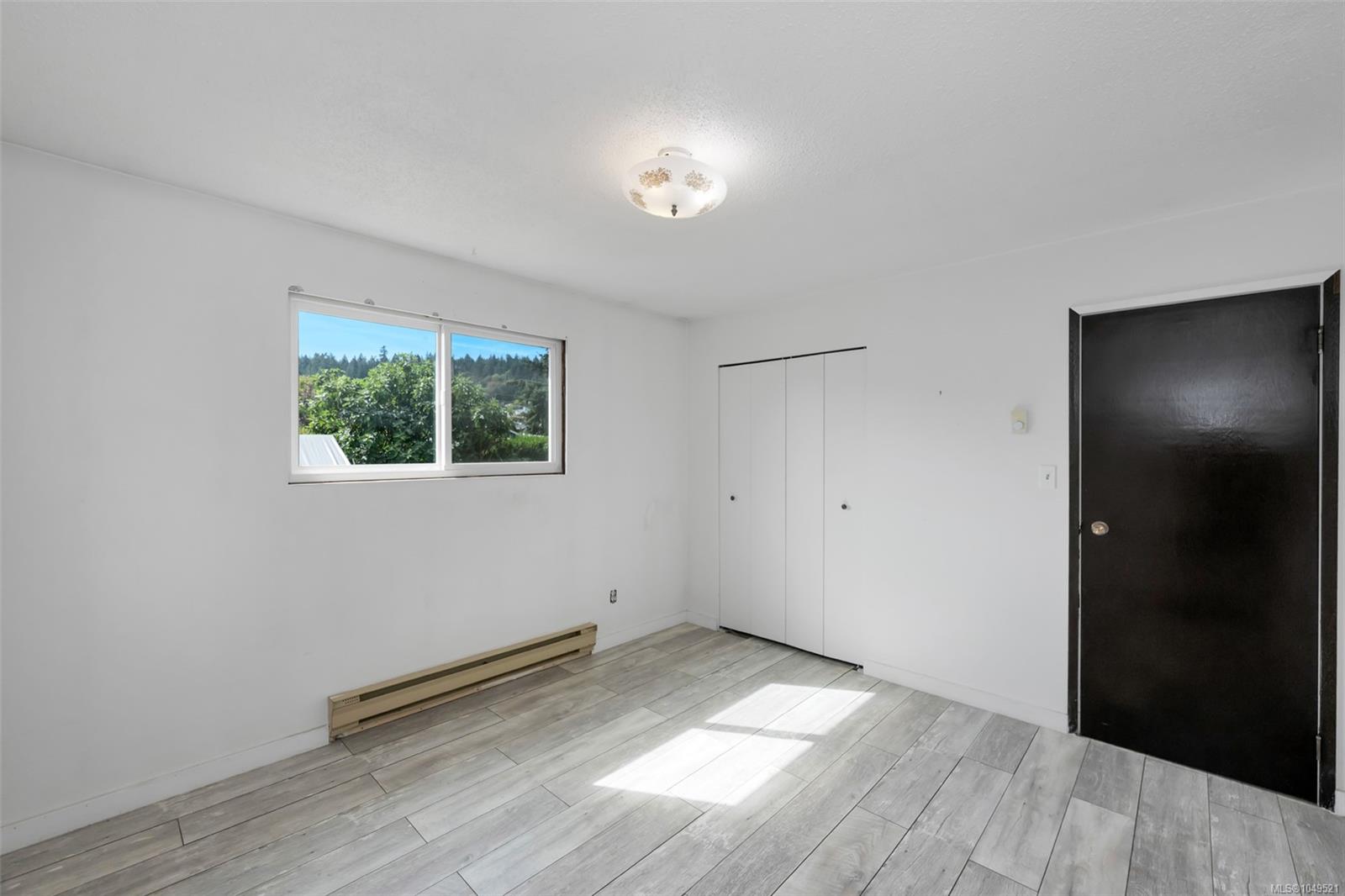 1582 Robert St