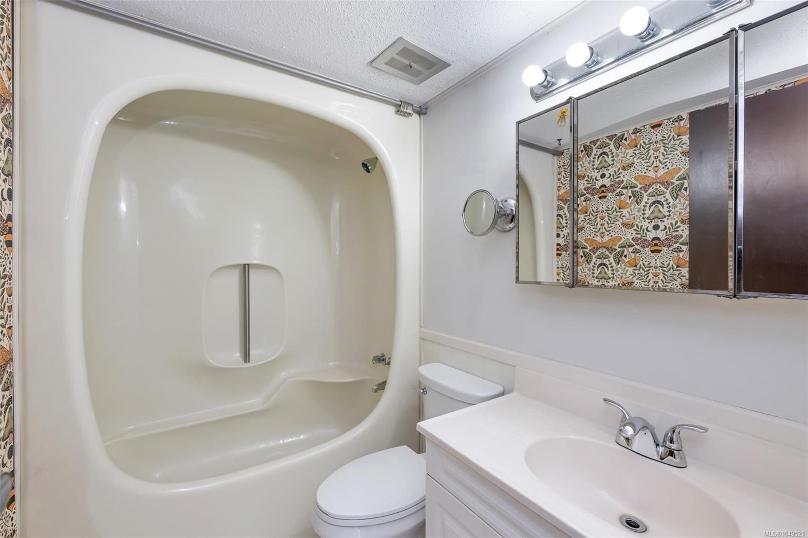 1582 Robert St