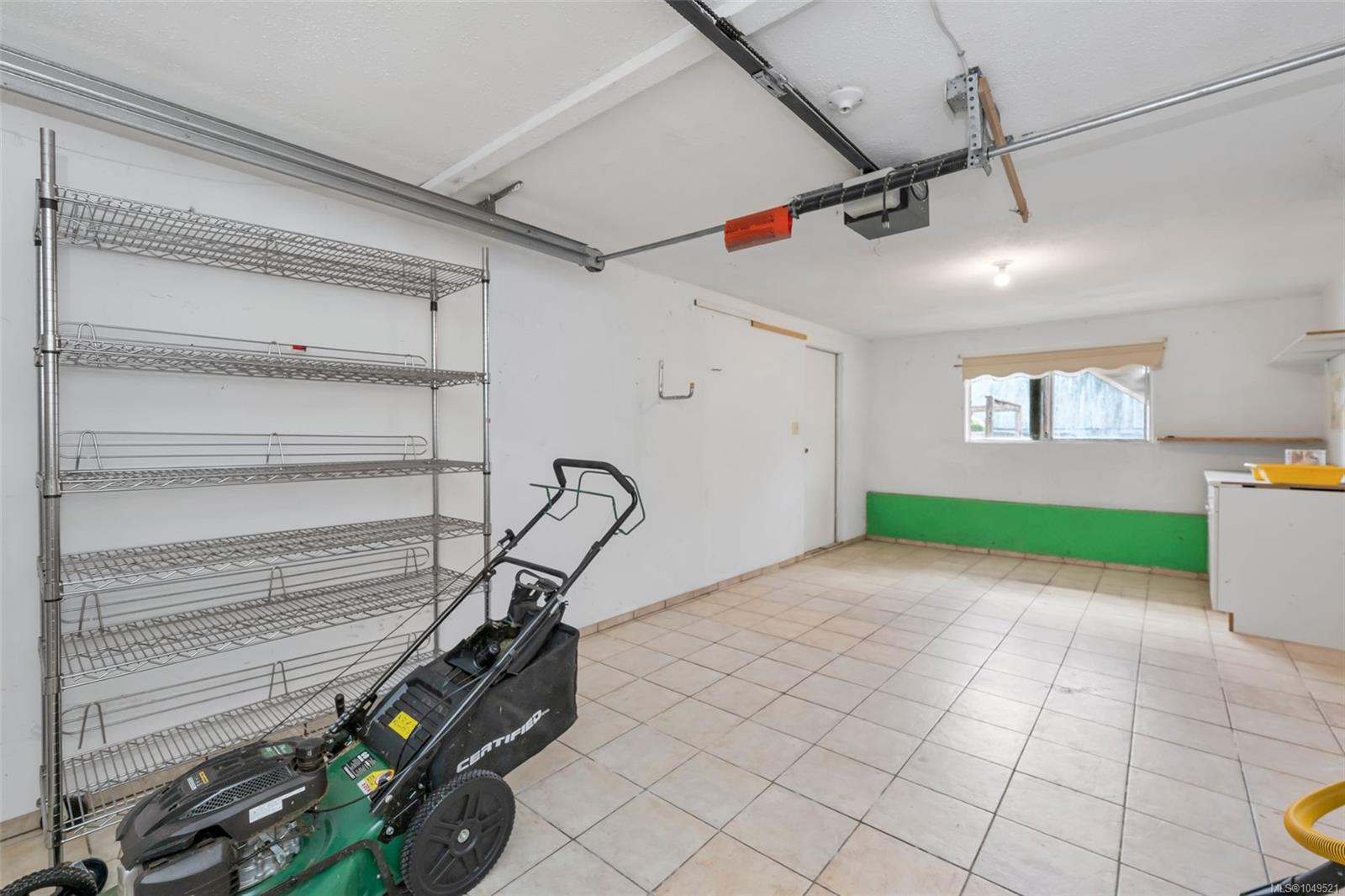 1582 Robert St