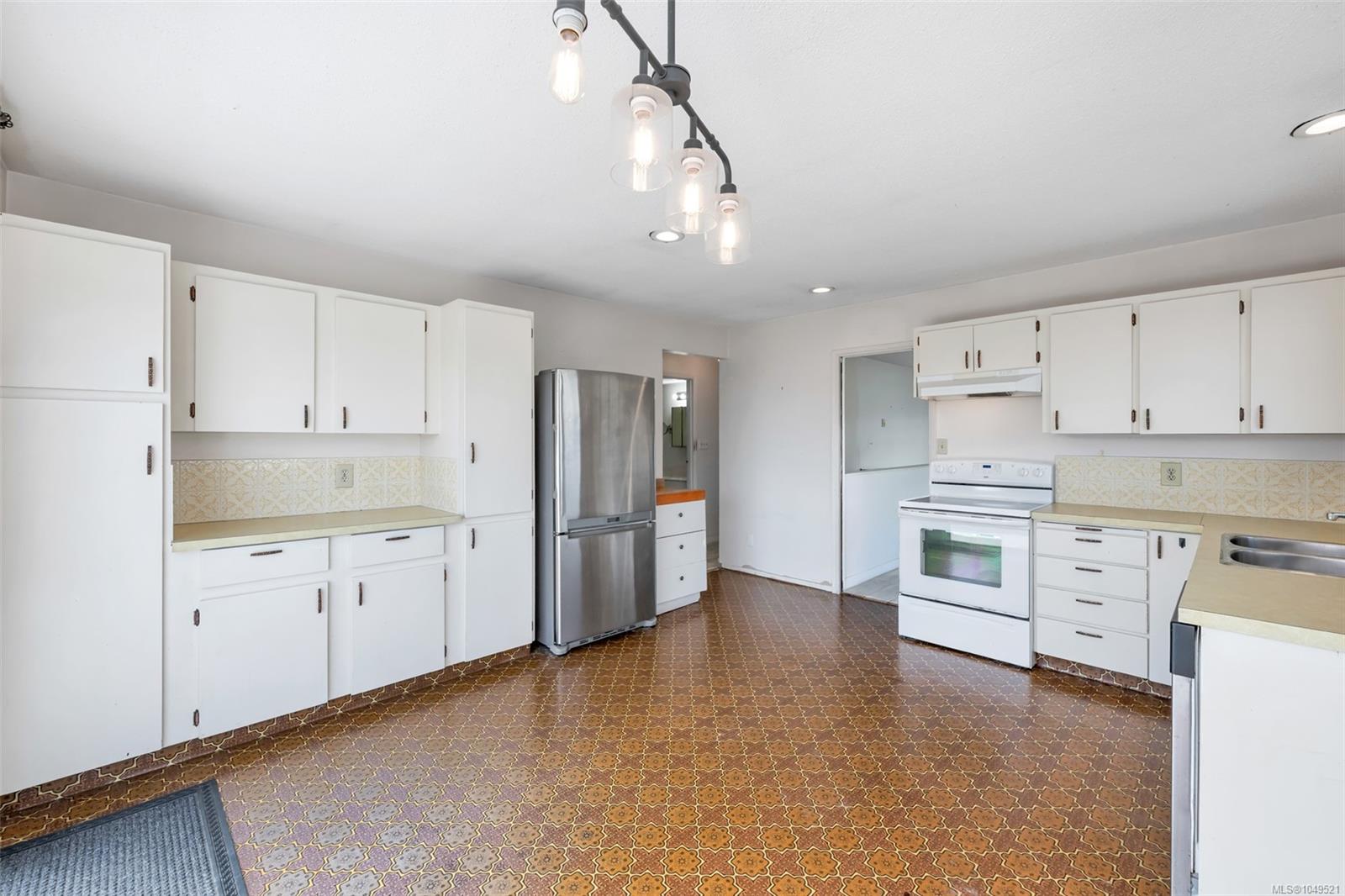 1582 Robert St