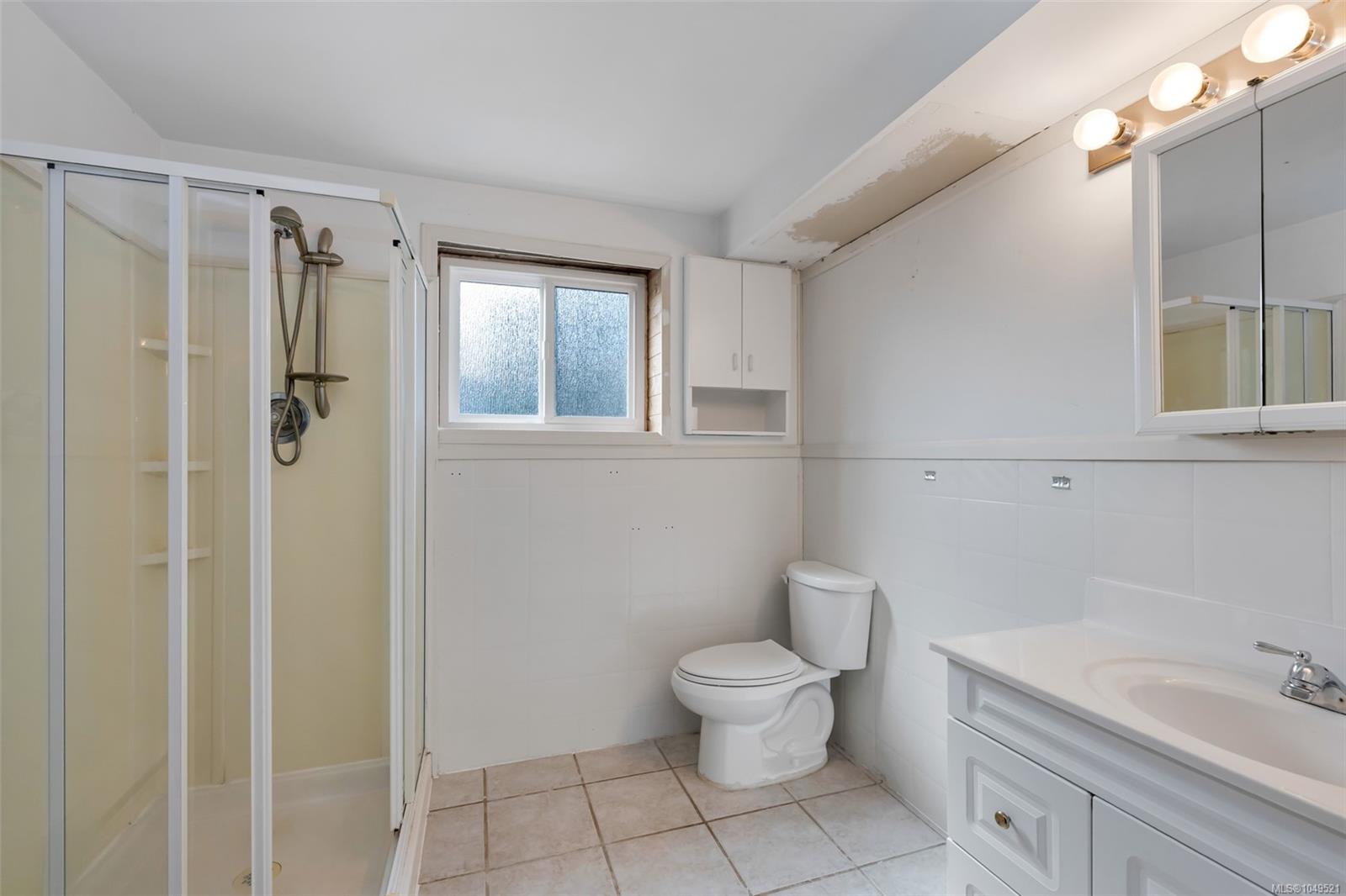 1582 Robert St