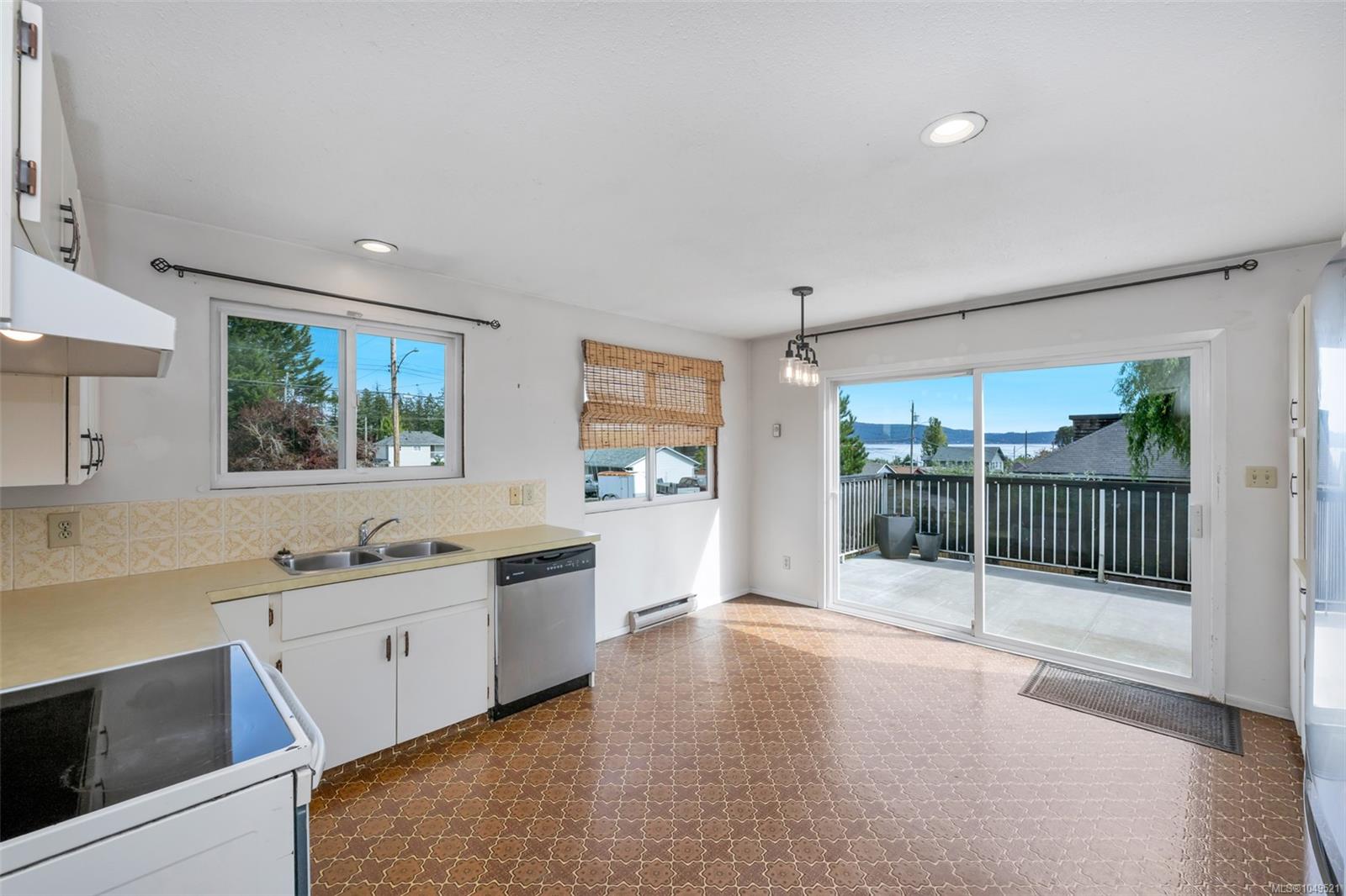 1582 Robert St