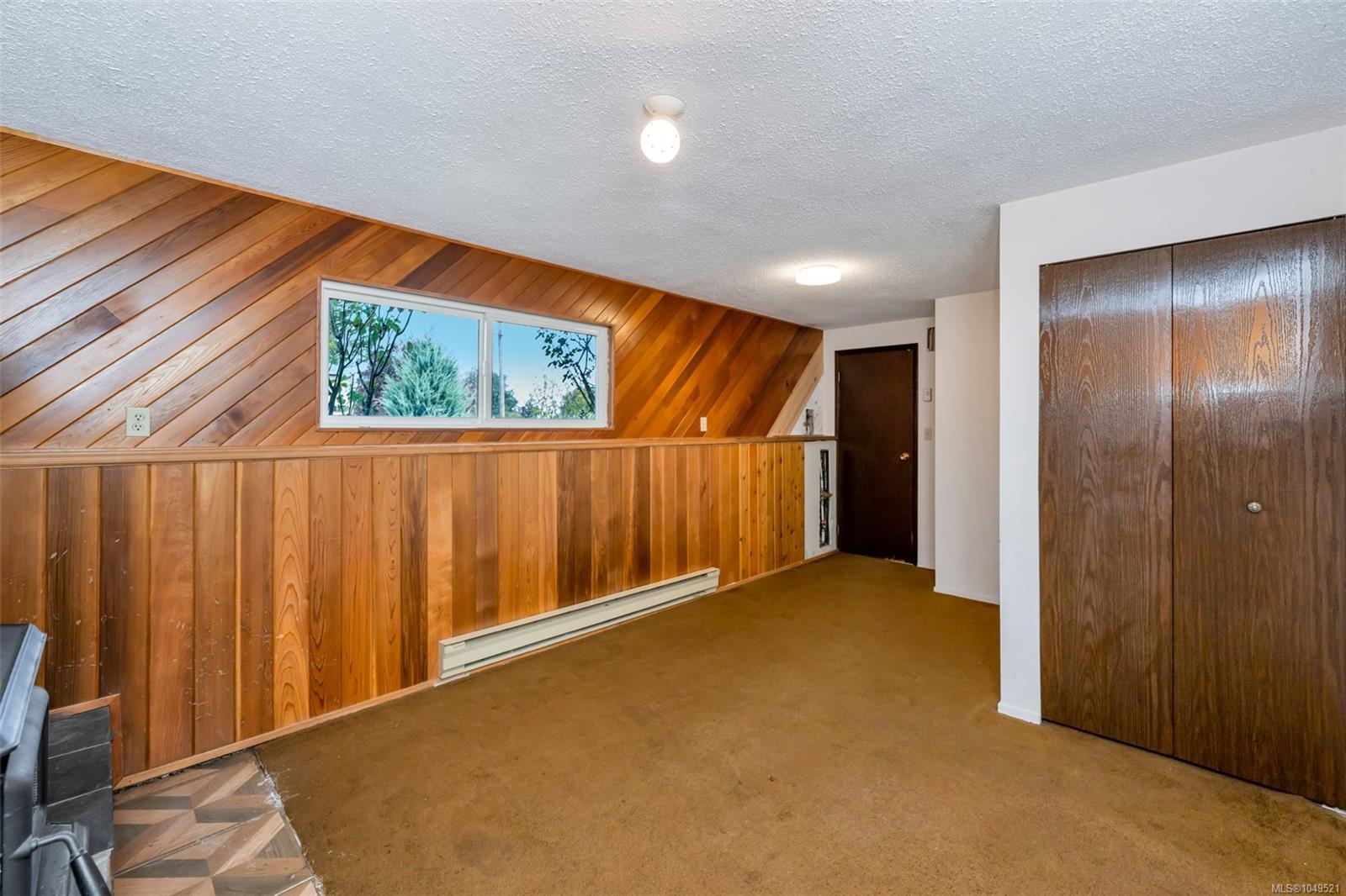 1582 Robert St