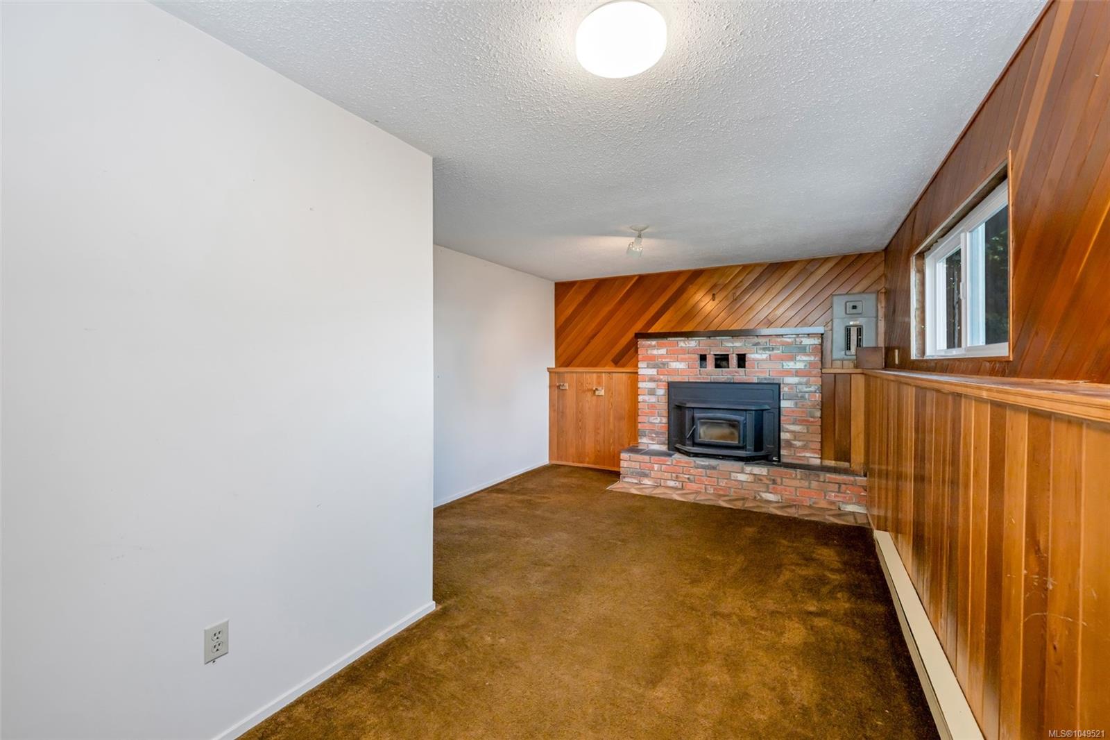 1582 Robert St