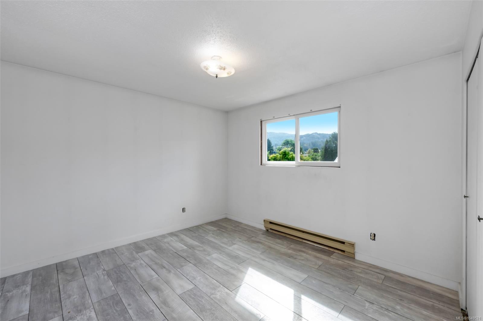 1582 Robert St