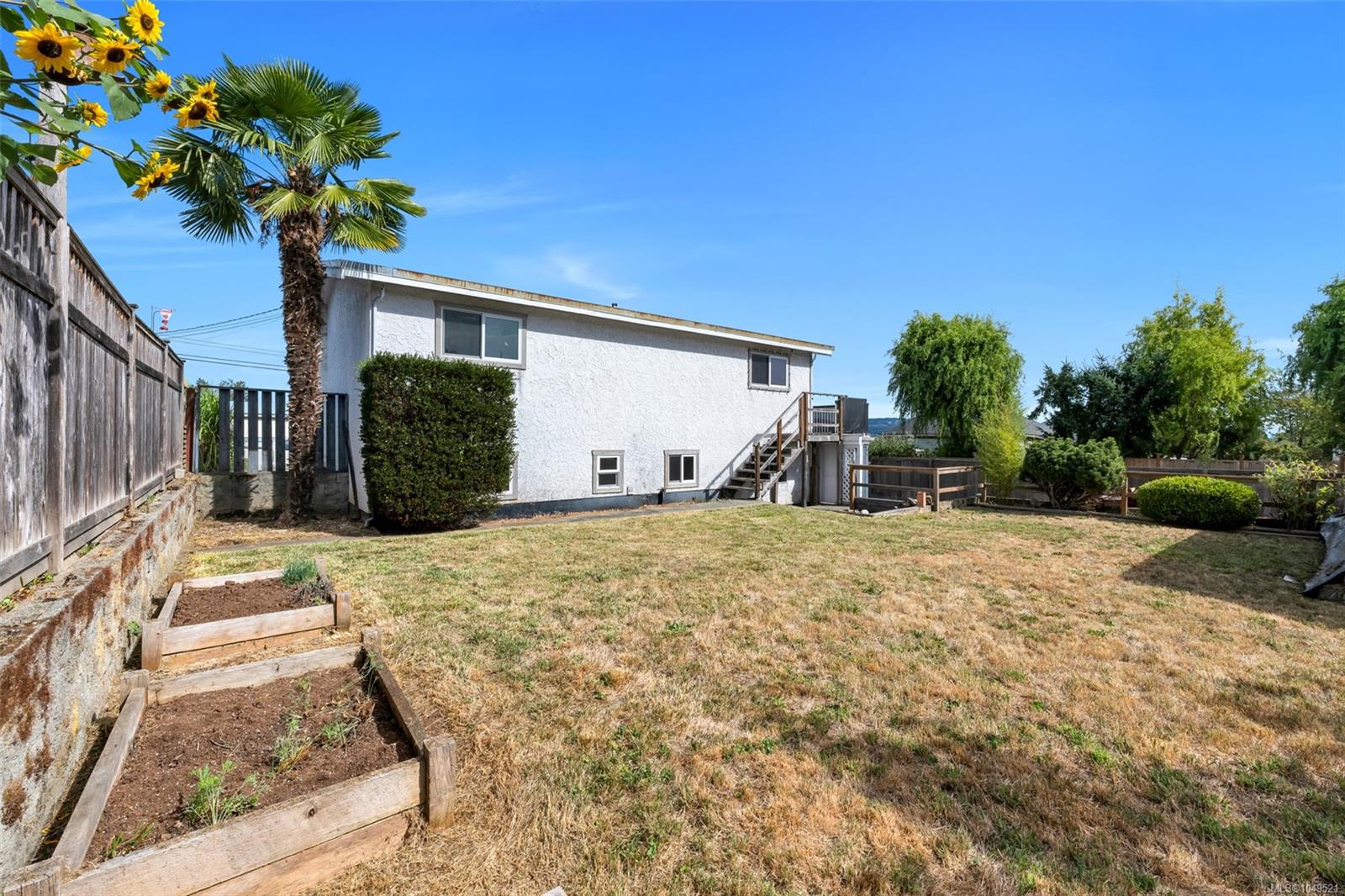1582 Robert St