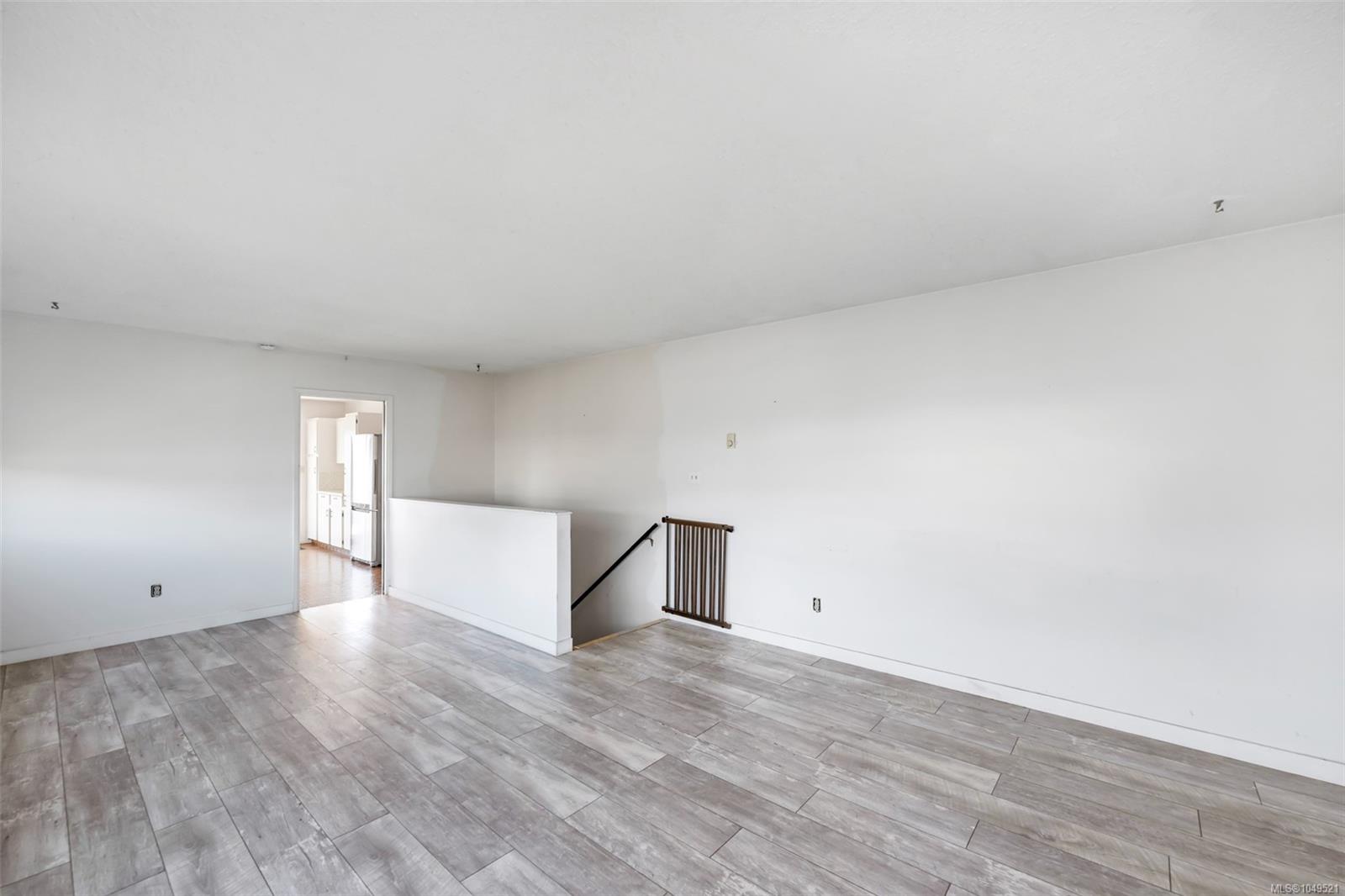 1582 Robert St