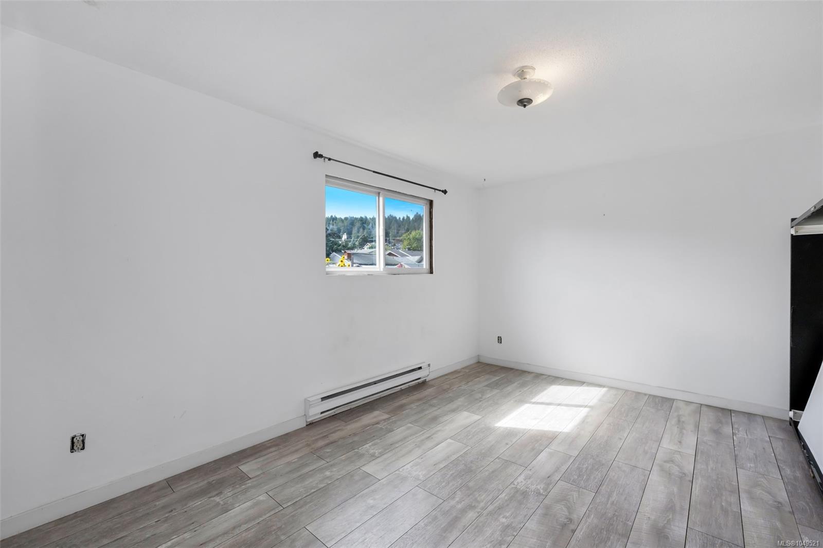 1582 Robert St