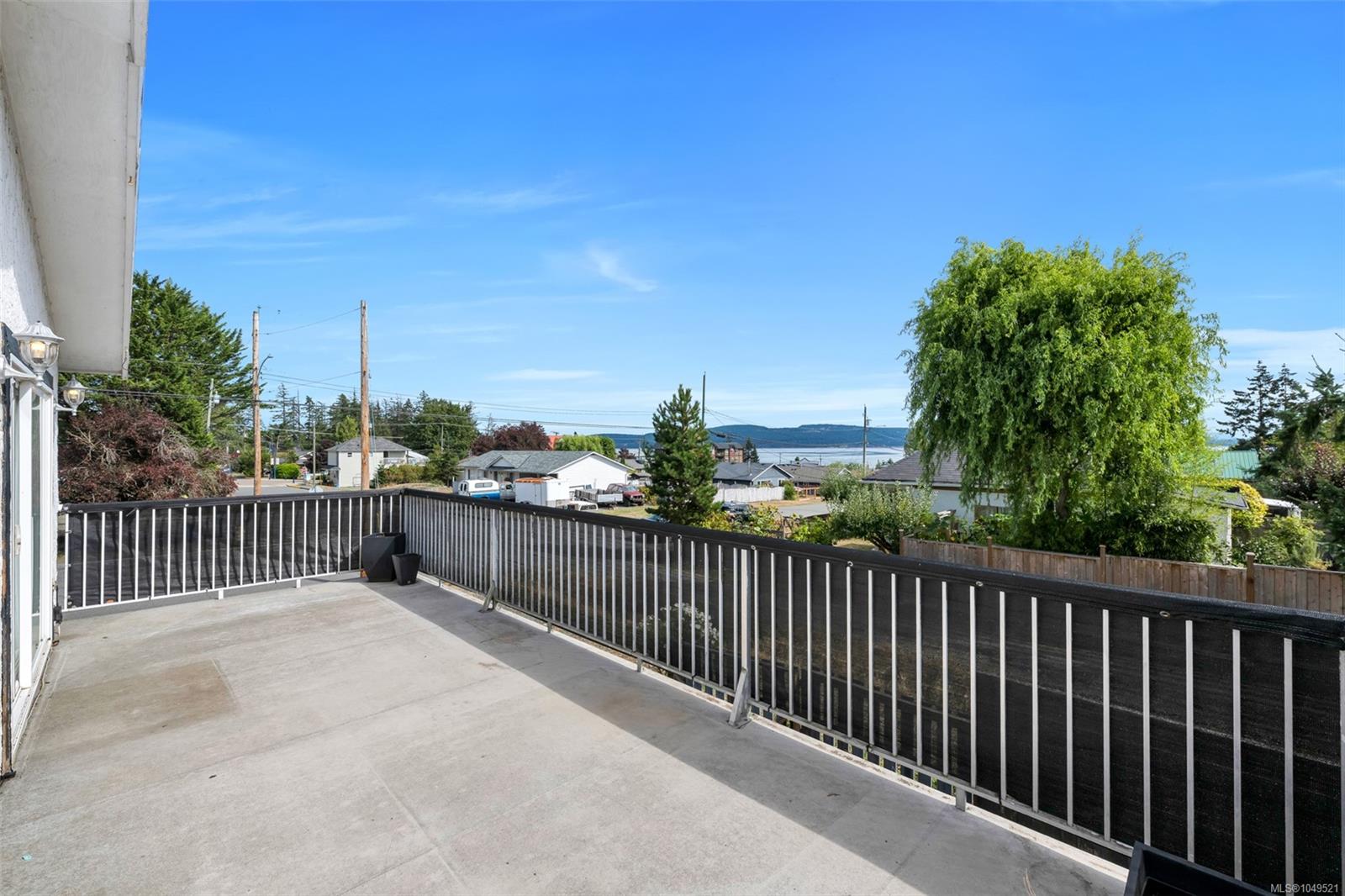 1582 Robert St