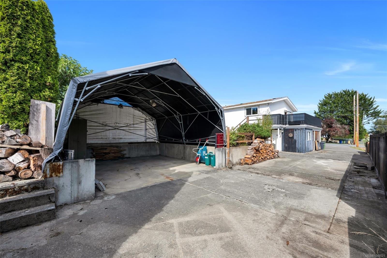 1582 Robert St