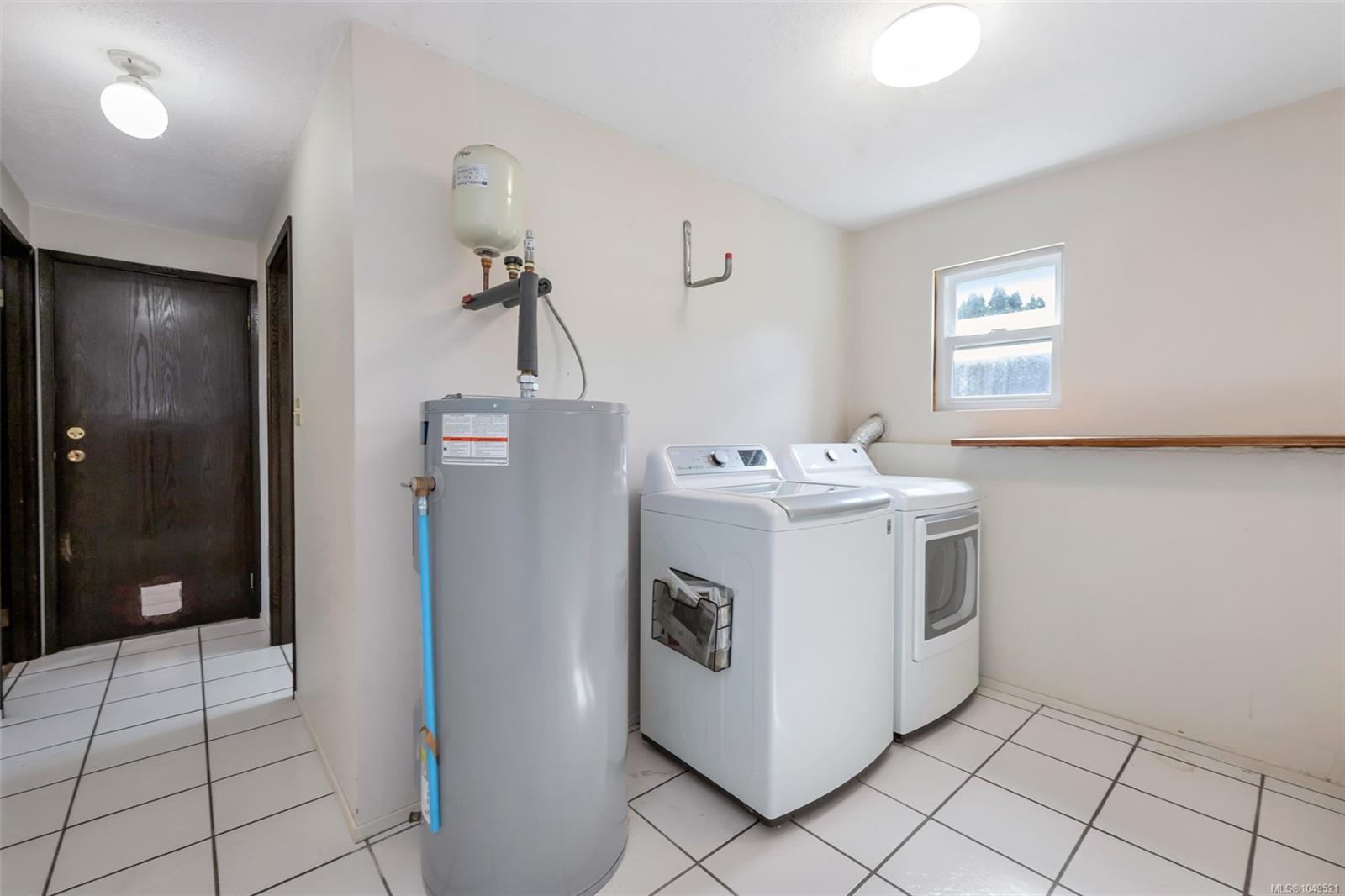 1582 Robert St