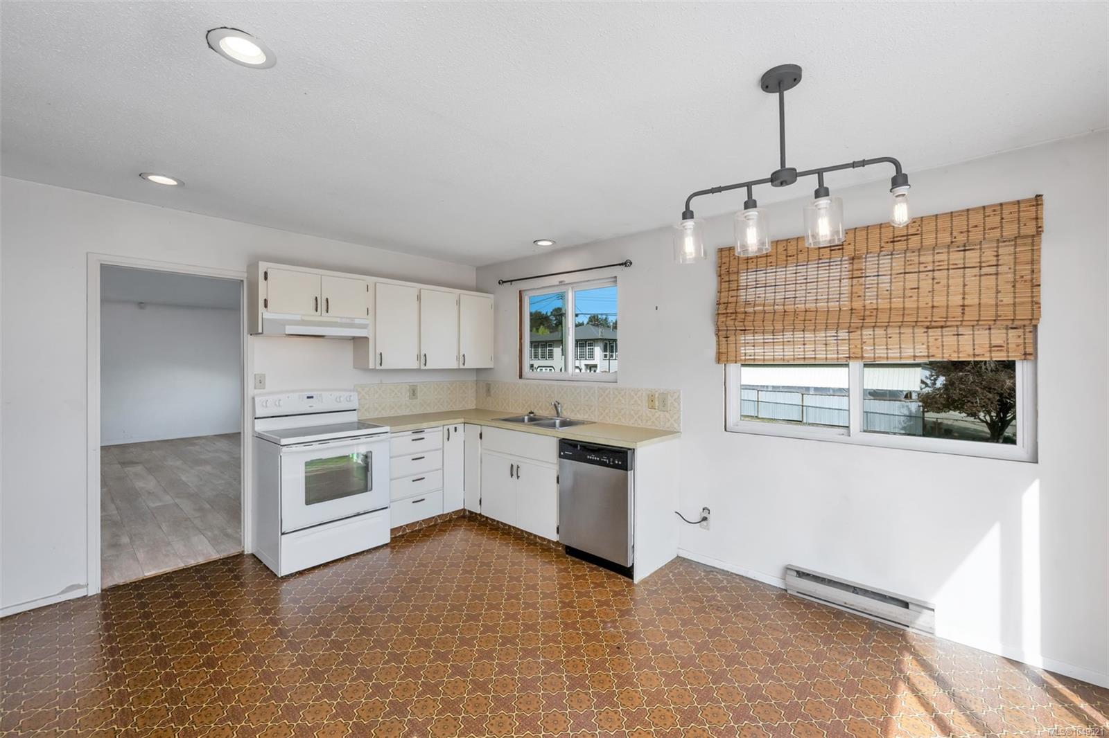 1582 Robert St