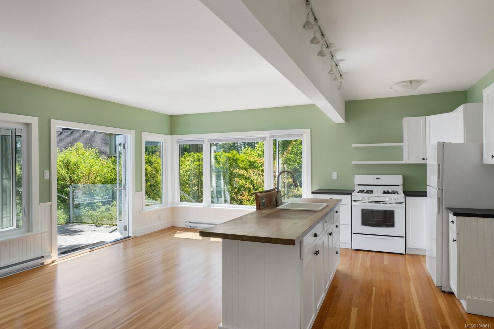 389 Moses Point Rd