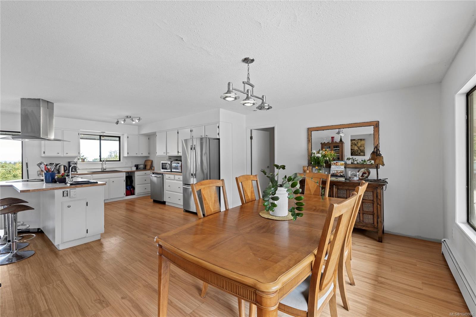 899,875 Andreef Rd