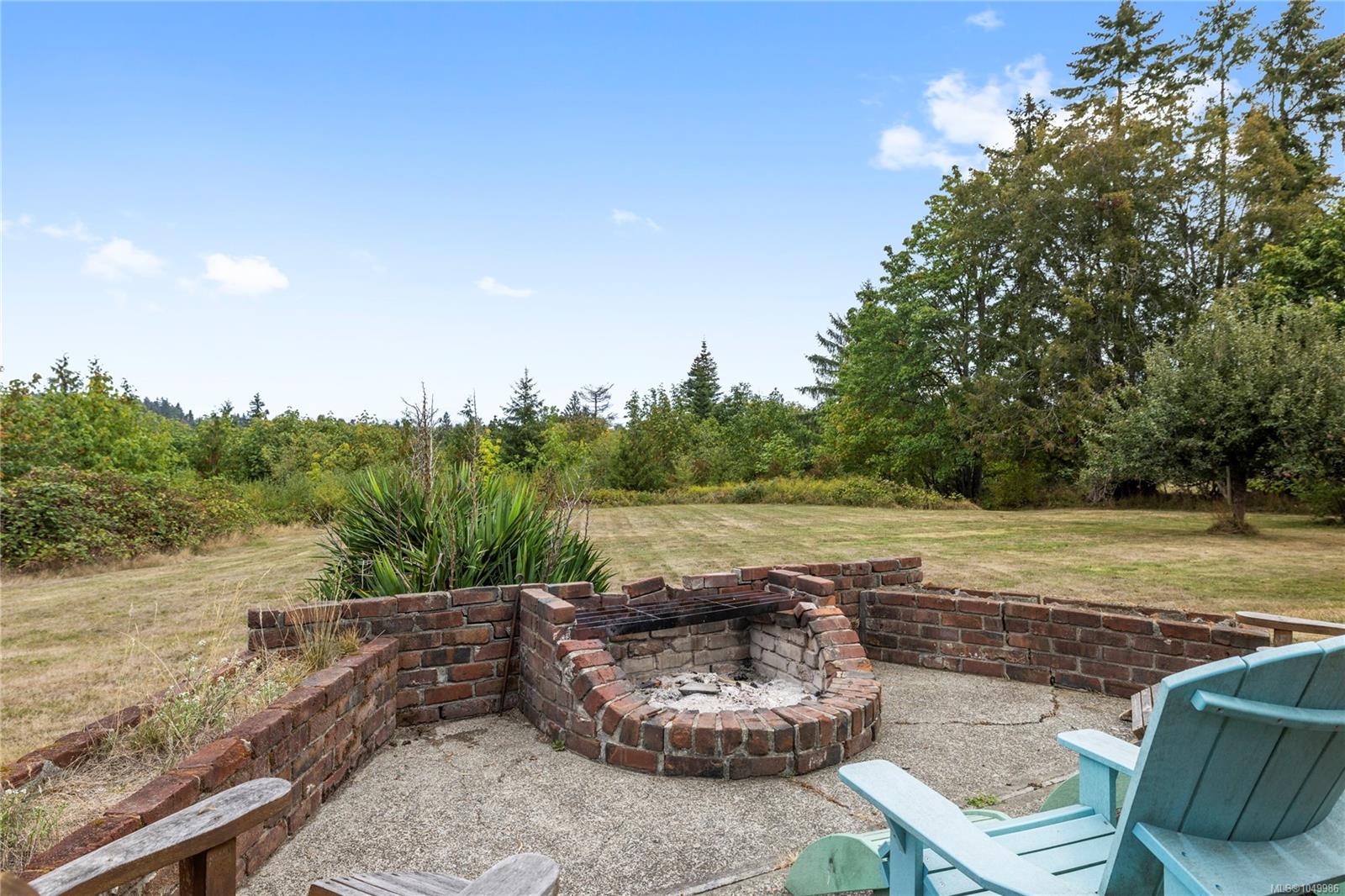 899,875 Andreef Rd