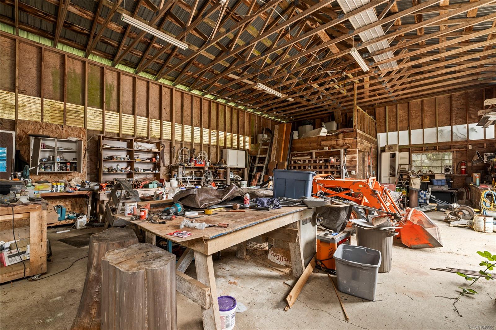 899,875 Andreef Rd