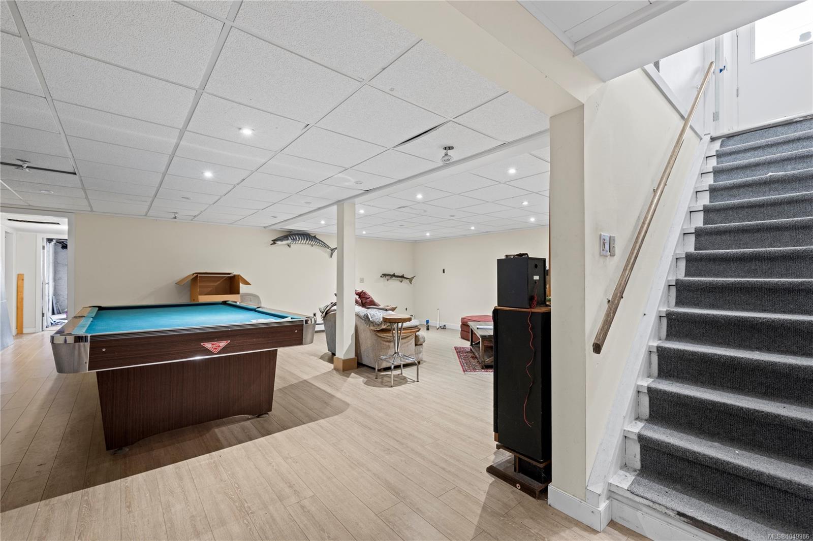 899,875 Andreef Rd