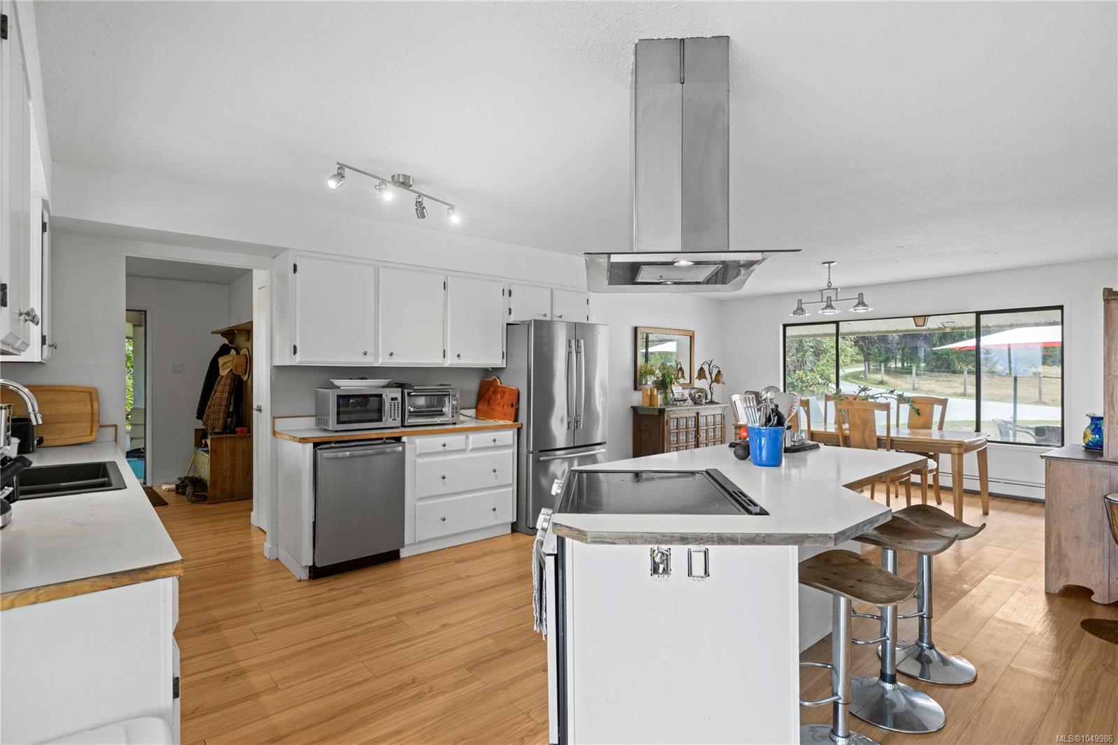 899,875 Andreef Rd
