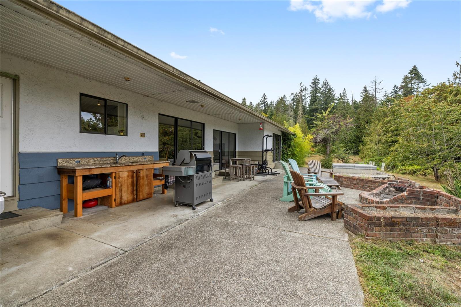 899,875 Andreef Rd