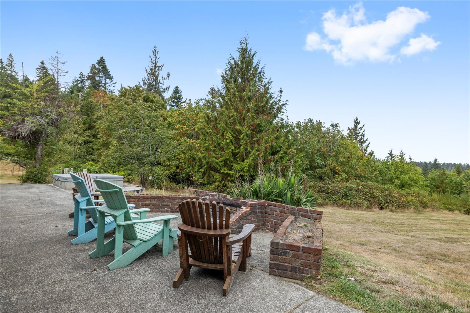 899,875 Andreef Rd